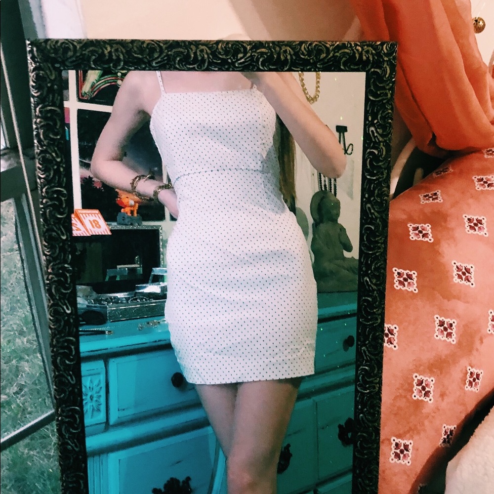 white dotted slim-fitting mini dress ✨